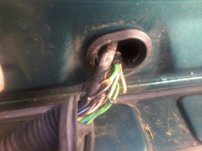 přerušené byly celkem 3 dráty ! U toho černého drátu,můžete vidět narušenou izolaci což vede k ukroucení drátu !!