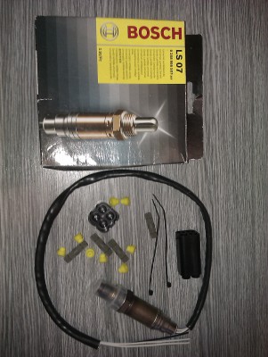 IMAG1549.jpg (65.86 KiB) Zobrazeno 2788 x Obsah krabičky. Návod na montáž o velikosti Rudého Práva se na fotku jaxi nevešel :)