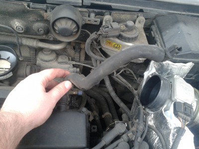 je to tato hadica a neviem kam jej koniec pichnut, moze to byt dovod lietajucich otacok?