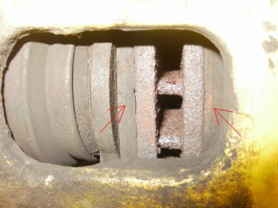 Vnitrni desticka je o cca 2 mm bliz ke stredu kotouce,nez desticka vnejsi