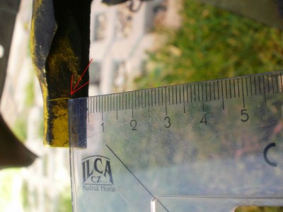 Pri otaceni naboje a prilozeni pravitka na plochu naboje  smerovalo pravitko vzdy na risku voditku