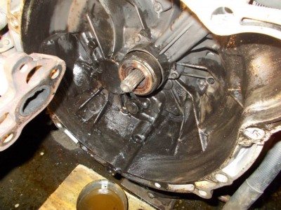 špinavá spojková skříň před montáží motoru (už částačně vyčištěná)