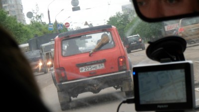 ruská vynalézavost. Když nemáme stěrač tak použijeme alespoň rákosovou metličku :D