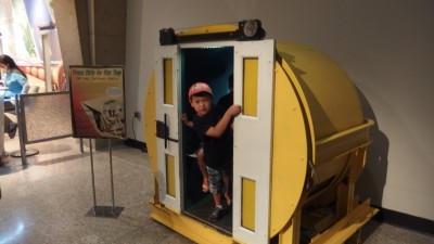 Jedna z kabinek výtahu, to jen pro porovnání s velikostí toho dítěte (dovnitř se nasoukalo 5 dospělých) :D