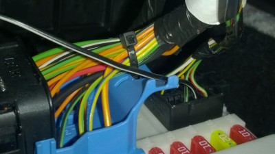 černý konektor za velkým modrým.