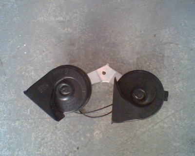 4, jeden nizky a druhy vysoky ton, oba su uz prepojene kablami