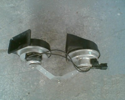 3, novy klakson (z vrakoviska) - na drziaku tvaru Y