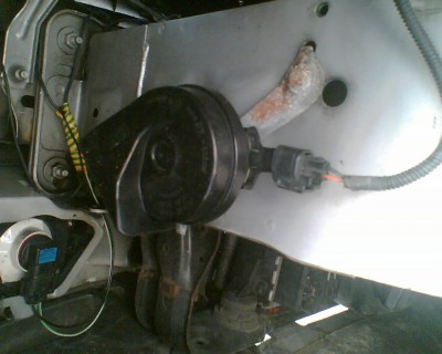 2, odpojit konektor a odskrutkovat povodny klakson (10 kluc)