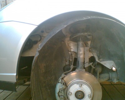 1, odmontovat koleso (lave predne) a sundat [pod]blatnik (6 skrutiek TORX), kto ta mam zasterku, tak aj tu dole