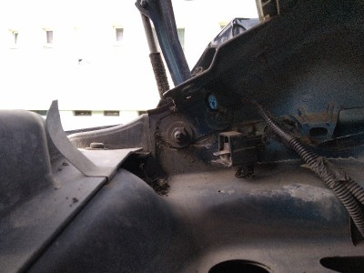 Je to pod sklem u blatníku v pravo u spolujezdce. Kdyby někdo věděl budu rád