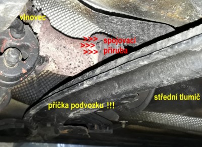 Detail spojení vlnovce a středního tlumiče schovaný za podvozkovou příčkou.