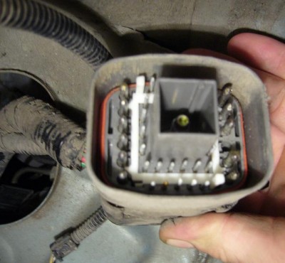 moje C070 standartně osazená nonektory, jehlemi, to je v každém autě