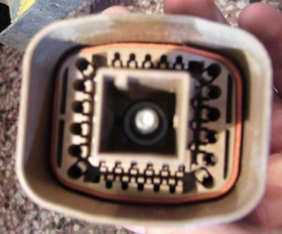 a moje C071 kterou sice mám, ale bohužel žádné konektory v ní nemám