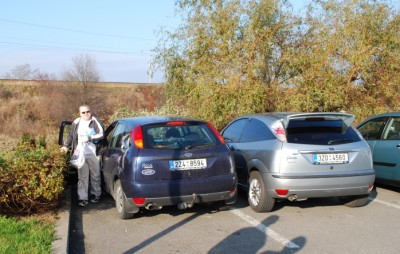 povšimněte si zvláštního modrého obsahu v láhvích, prý tajné ingredience do polívčičky