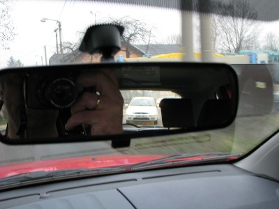 Prvni pokus o foto ze zpetneho zrcatka. Ten belous je zewl