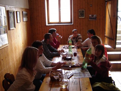 debata u stolu