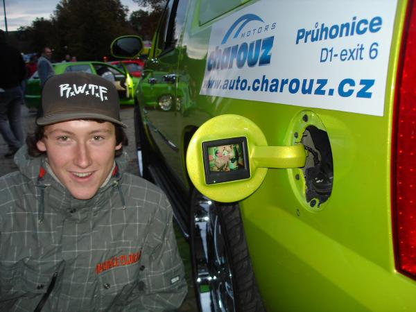 Kamarád + LCD ve víčku od nádrže