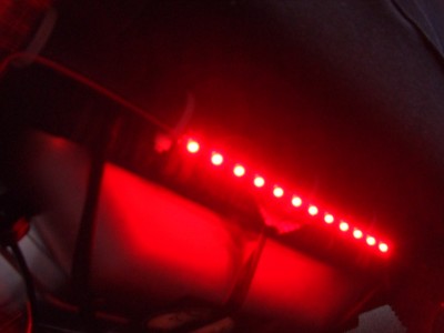 LED pásik nalepený na prednom sedadle zospodu