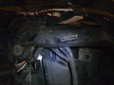 Tu mozno vidiet ten plast o ktorom hovorim v 2. odstavci, je na nom uchyteny reflektor a tiez vyzera ze uz to ma za sebou :-/