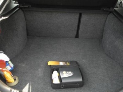 kufr-místo rezervy mám opravnou sadu