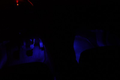 modré ledky-osvětlení nohou