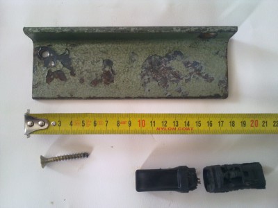 Foto249.jpg (33.85 KiB) Zobrazeno 1468 x Použil jsem velkej vrut. Železo se tam krásně vešlo.